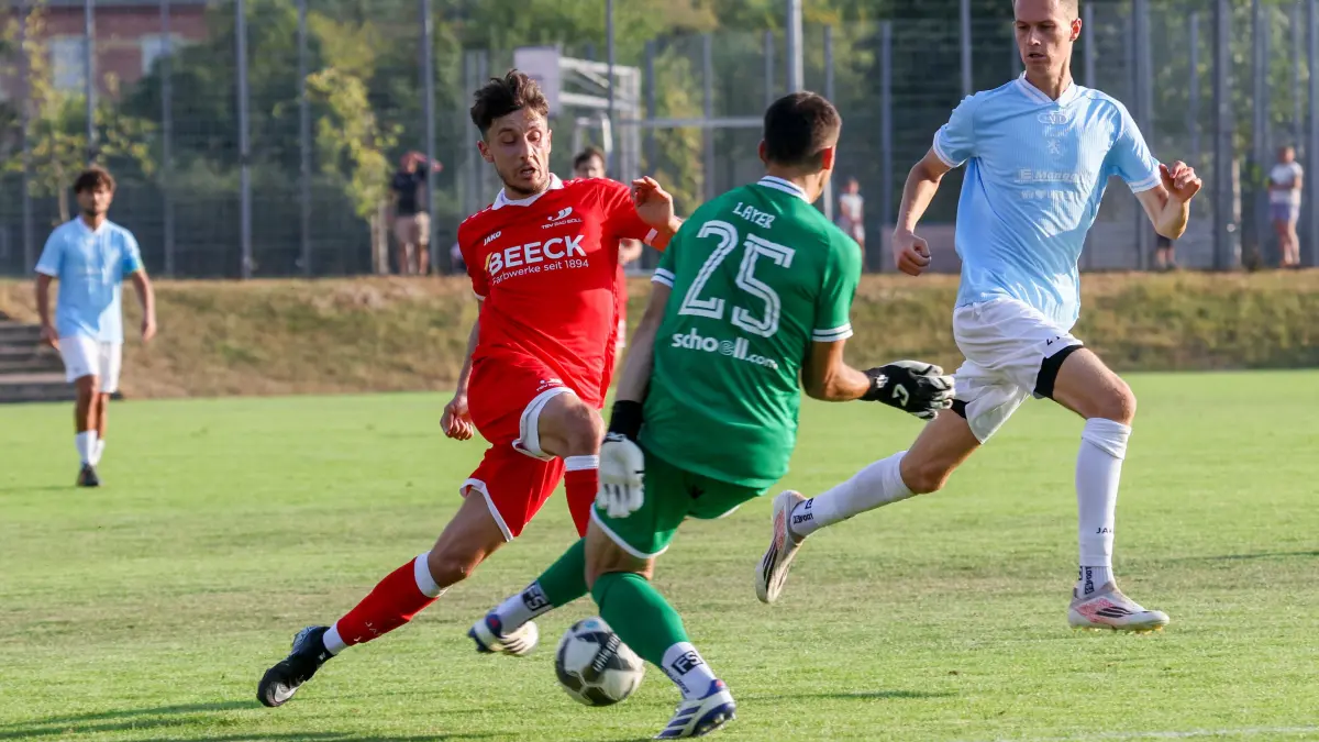 TSV Bad Boll - TSGV Waldstetten: TSV Bad Boll - TSGV Waldstetten
Fabio Malerba (18) hätte sich hier mit einem zweiten Tor zum Matchwinner krönen können, scheitert aber am Waldstetter Schlußmann Matthias Layer (25)