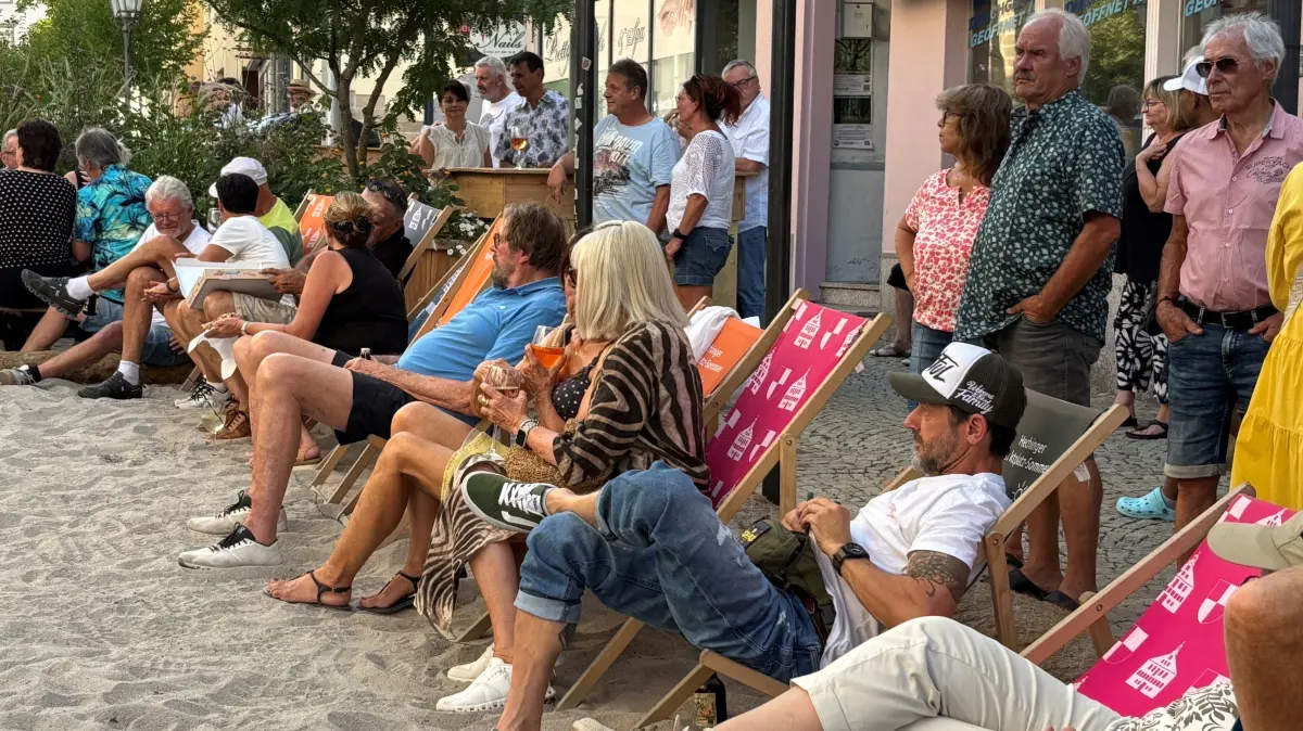Bleibt der Hechinger Marktplatz ein Strandparadies? Die Möblierung ist zum größten Teil nur temporär und für diesen Sommer gebucht. Was kommt nächstes Jahr? Und wie sieht es im Winter aus?