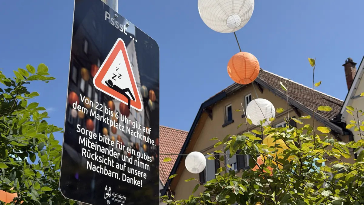 Schilder weisen auf dem Hechinger Marktplatz auf die Nachtruhe hin.