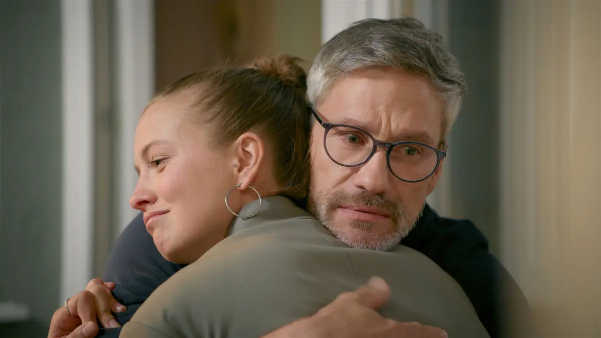 Lucie (Julia Wiedemann) gesteht ihrem Vater Henning (Stefan Bockelmann) ergriffen, wie sehr er ihr fehlen wird.