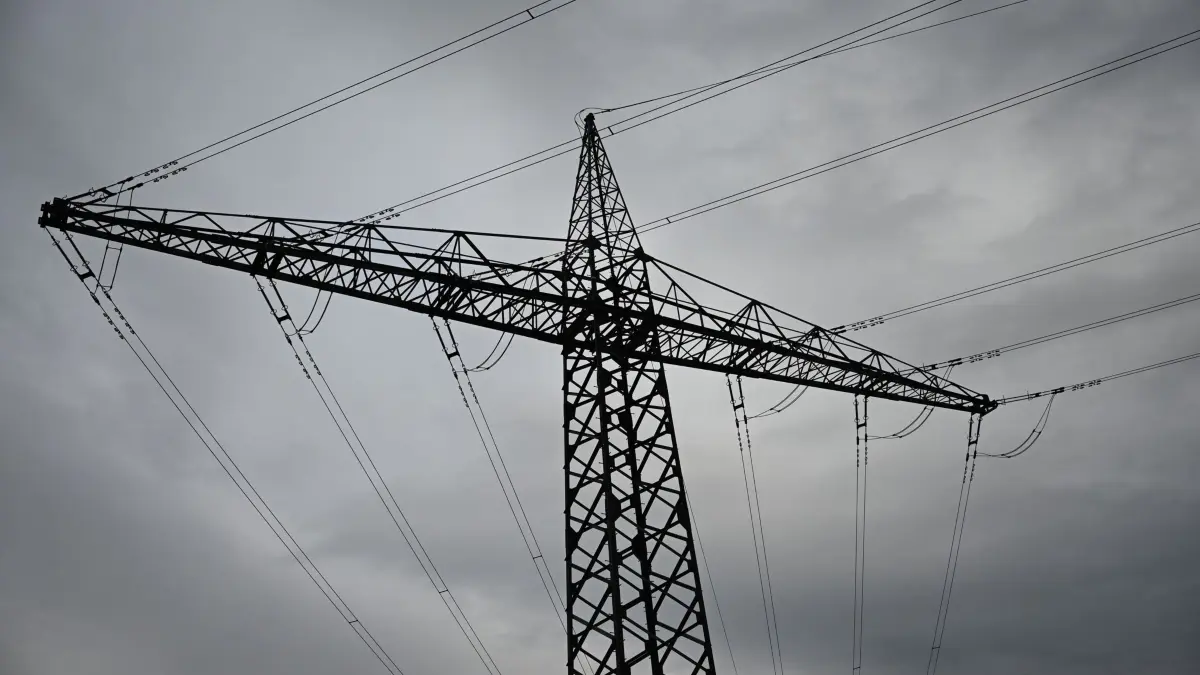 Hochspannungsmast: ARCHIV - 14.01.2026, Hessen, Pfungstadt: Eine Hochspannungsleitung steht auf einem Feld. (zu dpa: «Kurzzeitiger Stromausfall in Groß-Umstadt bei Darmstadt») Foto: Michael Brandt/dpa +++ dpa-Bildfunk +++