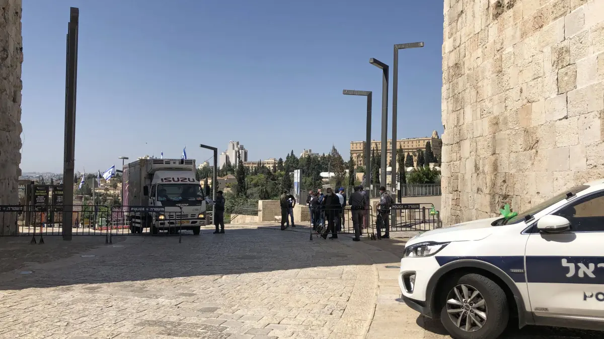 JERUSALEM, ISRAEL - APRIL 18, 2020: A vehicle of representatives of Greece seen by the Jaffa Gate. The descent of the Holy Fire will take place on April 18, on the eve of Orthodox Easter, and will be streamed live worldwide. No pilgrims will be allowed in the Church of the Holy Sepulchre, the number of participants will be limited amid the ongoing COVID-19 coronavirus pandemic Jerusalem s Old City is closed for public. Andrei Shirokov/TASS PUBLICATIONxINxGERxAUTxONLY TS0D62FB