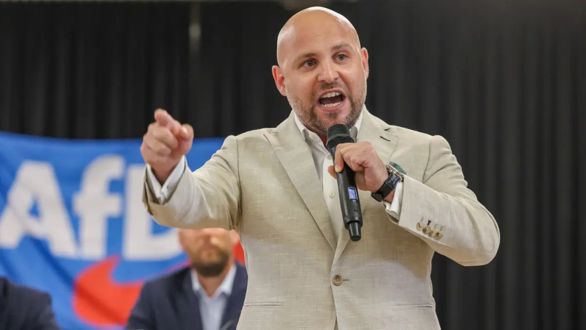 AfD-Spitzenkandidat Ulrich Siegmund: 17.08.2026, Sachsen-Anhalt, Weferlingen: AfD-Fraktionsvize Markus Frohnmaier spricht in Weferlingen beim Bürgerforum der AfD zur Landtagswahl 2026. Foto: Peter Gercke/dpa +++ dpa-Bildfunk +++