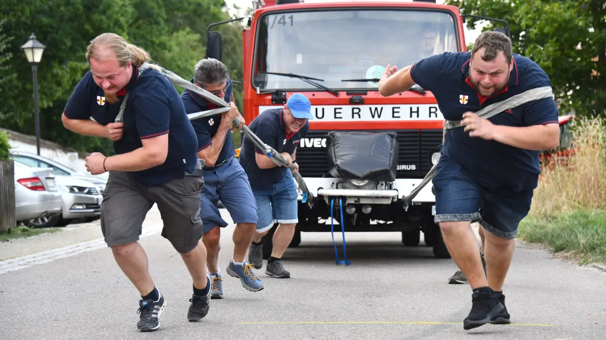 Beim LF8-Schleppen war Muskelkraft gefragt. Hier legt sich die Feuerwehr Rechtenstein ins Zeug, die am Ende auf Platz 4 kam.