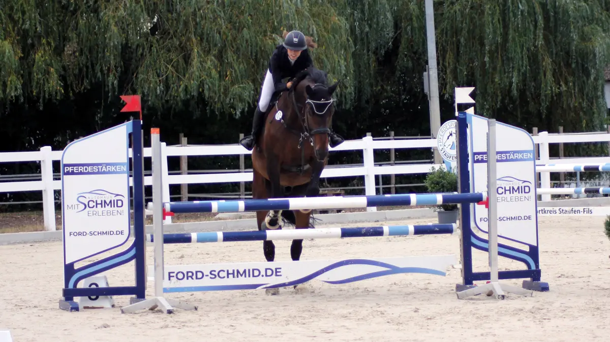 Jana Marie Sauter (RFV Göppingen) beim Springturnier der RFV Göppingen.