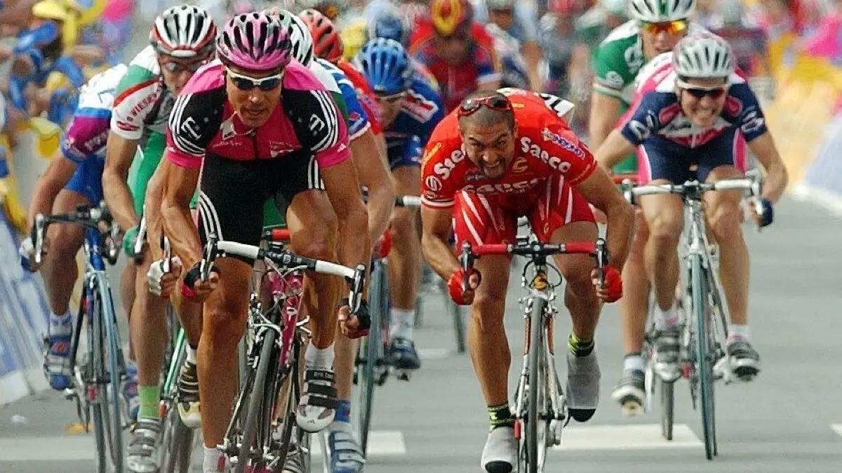 Radsport Deutschland-Tour 1. Etappe Ziel: Der deutsche Radprofi Erik Zabel spurtet am Montag (03.06.2002) in Tauberbischofsheim zu seinem Sieg auf der ersten Etappe der Deutschland-Tour über 198,6 Kilometer von Wiesbaden nach Tauberbischofsheim. Bis zum Sonntag (09.06.) führt die vierte Auflage der Tour in sieben Etappen über 1.146,3 Kilometer von Wiesbaden nach Stuttgart. dpa/lby Beachten: Erschienen am 04.06.2002 im Ehinger Tagblatt.