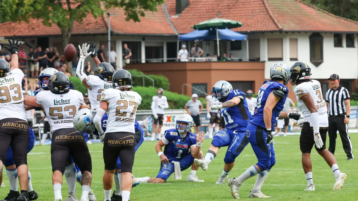Albershausen Crusaders - Gießen Golden Dragons: Albershausen Crusaders - Gießen Golden Dragons
Simon Kalla (11) LB erzielt einen Zusatzpunkt.