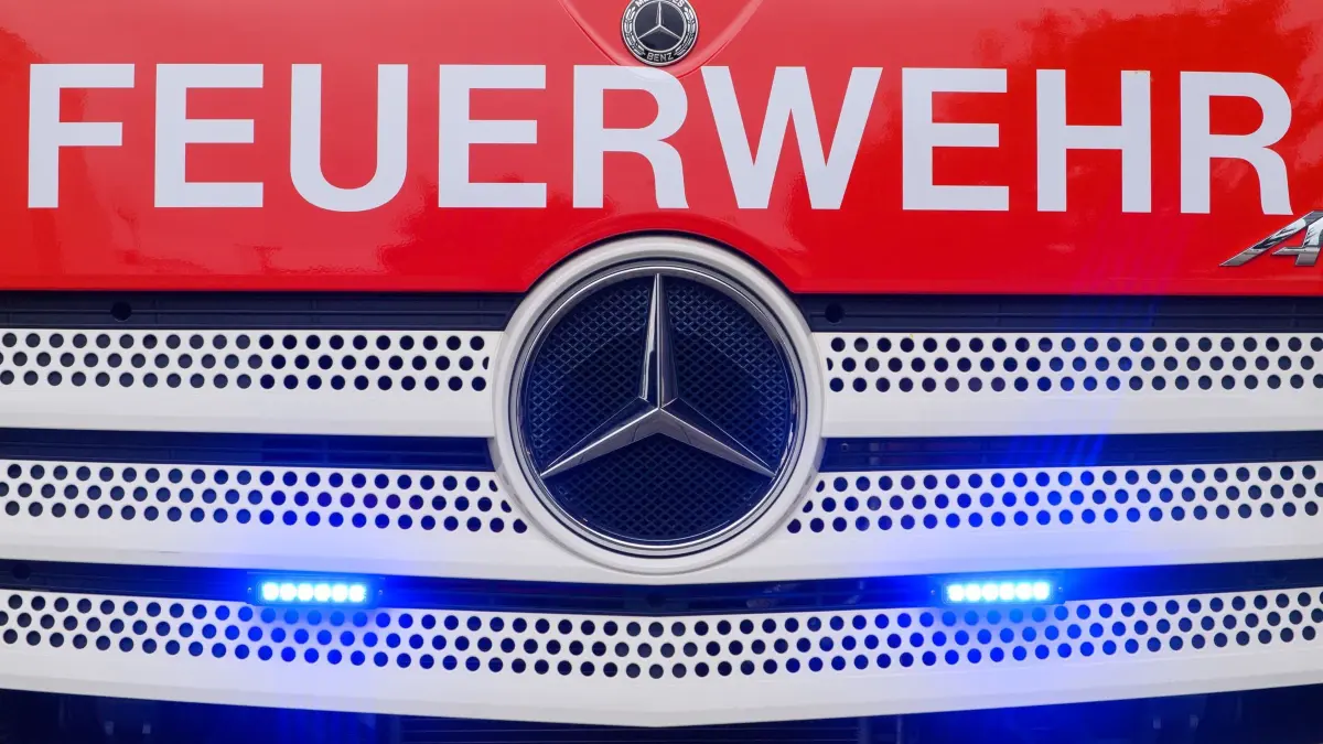 Brand in Weinberg: SYMBOLBILD - 17.07.2025, Sachsen-Anhalt, Magdeburg: Der Schriftzug «Feuerwehr» steht auf einem Fahrzeug einer Berufsfeuerwehr. (Symbolbild) (zu dpa: «Feuer in Weinberg sorgt für Schaden an 500 Reben») Foto: Klaus-Dietmar Gabbert/dpa +++ dpa-Bildfunk +++