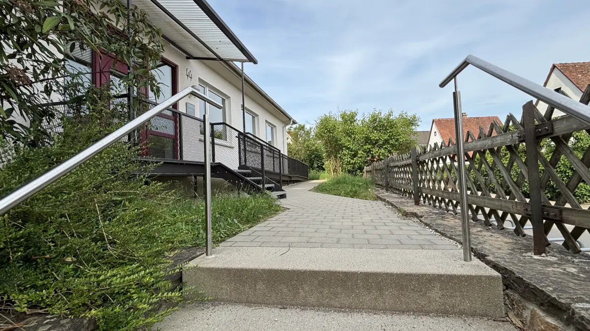 Es scheint paradox: Bei der französischen Schule gibt es ein Häuschen (zahlmreisterhäuschen, Alexanderstraße 44), das bei Renovierungsarbeiten 2021/22 mit einer Rampe versehen wurde, nur führen alle Wege zum Gebäude über Treppen.