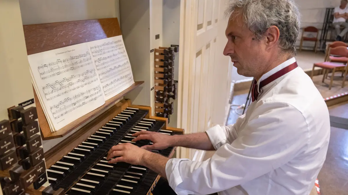 Orgelkonzert mit KMD Prof. Dr. Markus Uhl (Köln) unter dem Motto "Tradition und Augenblick". Werke von J. S. Bach, F. Mendelssohn, L. Vierne u.a. sowie Improvisationen Im Rahmen des Göppinger Orgelsommer, Göppingen Stadtkirche