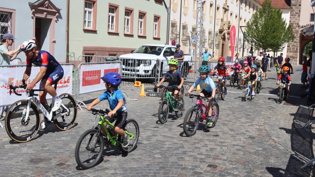 Beim Anfängerrennen des Interstuhl Cups sammeln die jungen Radfahrer erste Erfahrungen auf einer echten Rennstrecke. Auch beim Tailfinger Kriterium am 13. September darf der Nachwuchs wieder selbst in die Pedale treten.