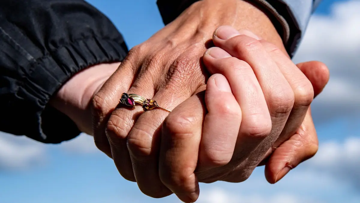 Symbolbild - Paar: PRODUKTION - 21.04.2021, Schleswig-Holstein, Kiel: Eine Frau und ein Mann halten sich bei einem Strandspaziergang an den Händen. (zu dpa: «Mathematiker will Formel für Liebe gefunden haben») Foto: Axel Heimken/dpa +++ dpa-Bildfunk +++