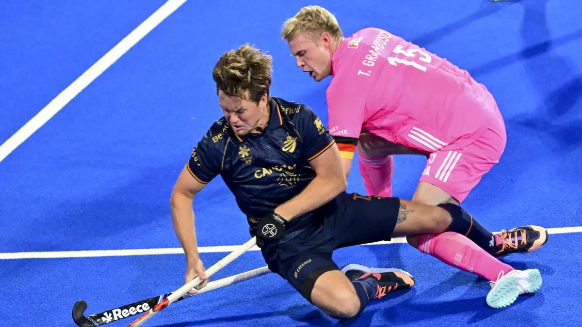 Hockey-WM: Deutschland - Belgien: 17.08.2026, Belgien, Wavre: Hockey, Männer: WM, Deutschland - Belgien, Vorrunde, Gruppe B, 2. Spieltag, Der Belgier Tom Boon (l) und Tom Grambusch (Deutschland) kämpfen um den Ball. Foto: Dirk Waem//dpa +++ dpa-Bildfunk +++