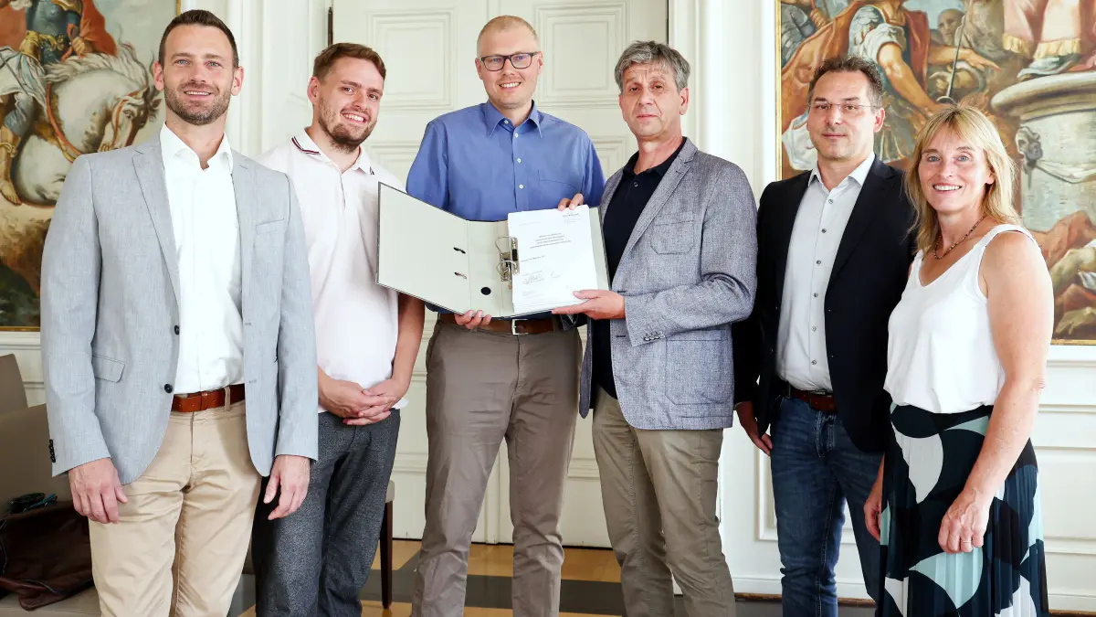 Der Verein Haus und Grund übergibt eine Petition zum Thema qualifizierter Mietspiegel an Oberbürgermeister Daniel Büllinger (Dritter von links). Mit dabei (von links): Vorstand Jürgen Keil, Vorstandsmitglied Oliver Hartmann, erster Vorstand Dr. Dieter Waibel, Rechtsanwalt Thomas Bauer und Geschäftsstellenleiterin Jeanette Tiroke.