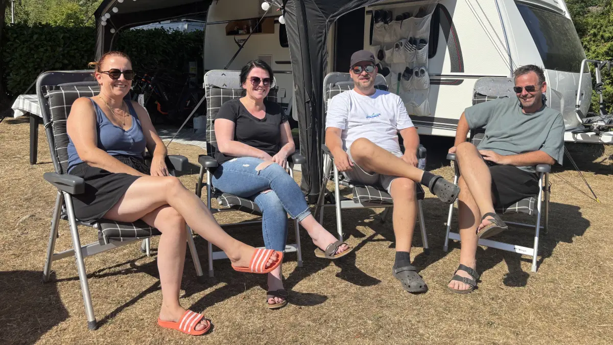 Freuen sich auf einen schönen Abend bei den Freilichtspielen, von links: Melanie Müller, Schwester Ramona Scheiner, Steffen Scheiner und Stefan Müller vor ihrem Wohnwagen.