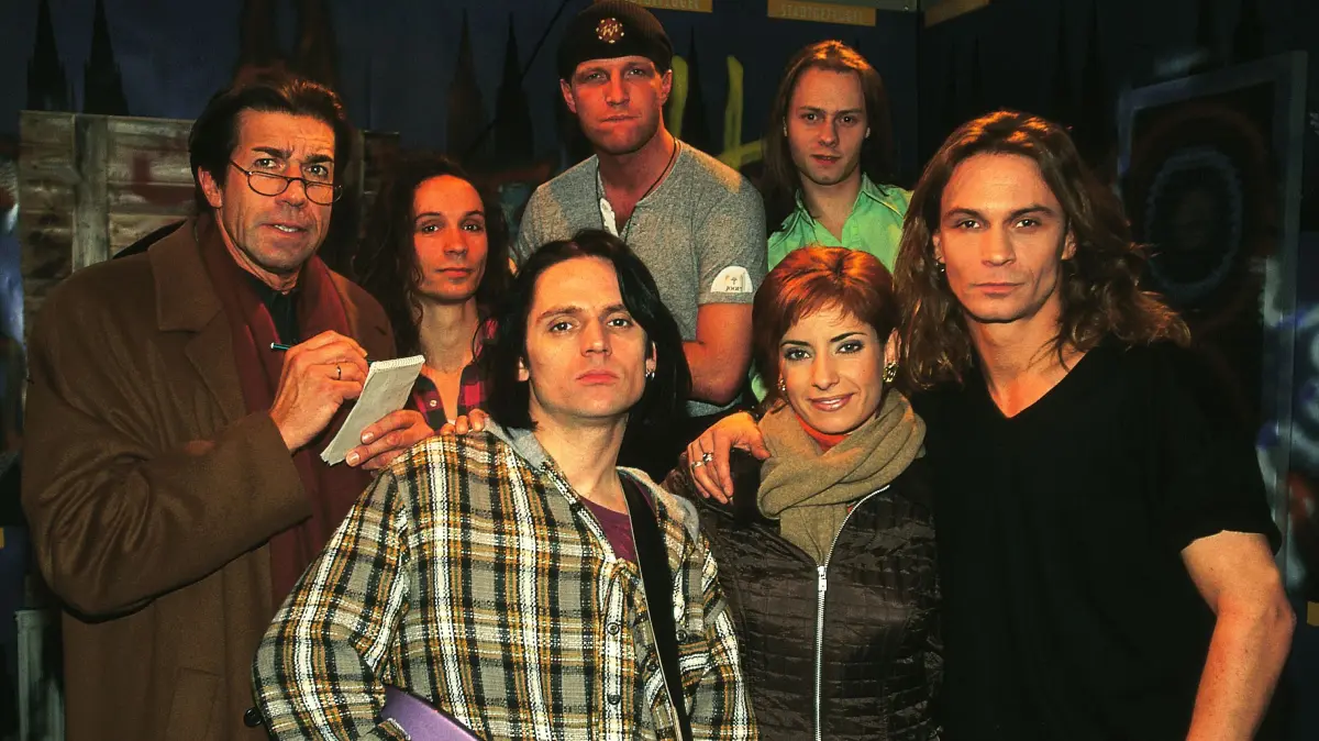 Alexander Osteroth als Joachim (li.) mit Isabel Florido als Lona (1. Reihe 2. v. re.) bei einem Interview mit der Musikband "Brings" (Folge 541).