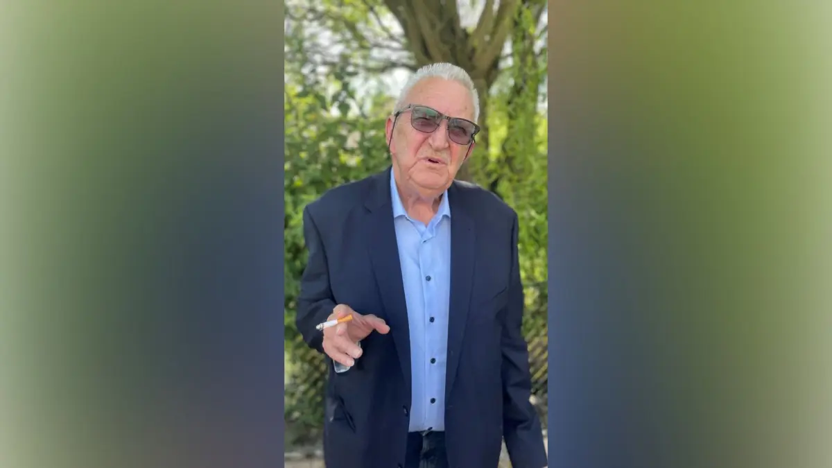 So war er und so wird er in Erinnerung bleiben, mit Zigarette: Jakob Kronenwetter vor einem Jahr in Blaufelden. Beim Senioren-Stammtisch des Maschinen- und Betriebshilfsrings sprach er zum Thema „Tradition und Eigenheiten der Jenischen“.
