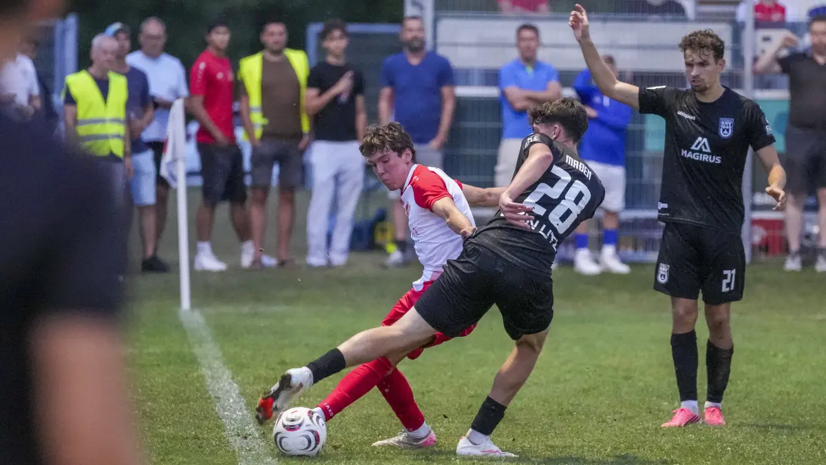 GER, TSV Berg vs. SSV Ulm 1846 Fussball, Fussball, WFV Pokal, 3. Runde, Spielzeit 2026/2027, 18.08.26 : Marvin Lang (TSV Berg, #8) gegen Mateo Mrden (SSV Ulm 1846 Fussball, #28),
GER, TSV Berg vs. SSV Ulm 1846 Fussball, Fussball, WFV Pokal, 3. Runde, Spielzeit 2026/2027, 18.08.26
Foto: Eibner-Pressefoto/Maximilian Rist