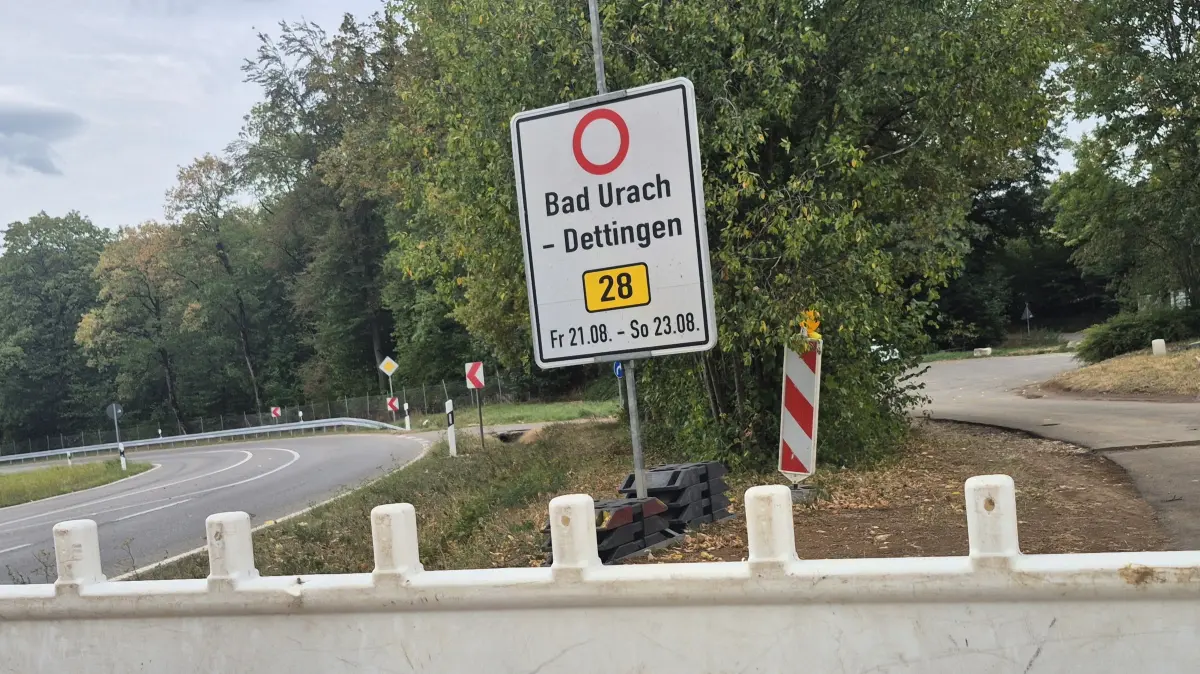 Bereits vor einigen Wochen wurden an verschiedenen neuralgischen Punkten, so wie hier in Hülben, Hinweisschilder für die bevorstehende Vollsperrung aufgestellt.