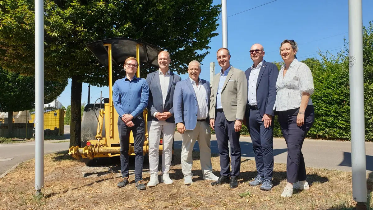 Baufirma Leonhard Weiss tüftelt an emissionsfreier Baustelle, v.l. Pitt Held (Maschinentechnik), Kevin Dittrich (Bereichsleiter Baustellenservice), Ralf Schmidt (Geschäftsführer Technik), Markus Möller (Landrat), Michael Frankenberger (Wasserstoffbeauftragter), Martina Spichal-Mößner (Wirtschaftsförderung)