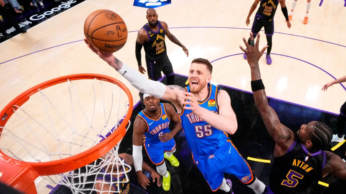 Isaiah Hartenstein: ARCHIV - 11.05.2026, USA, Los Angeles: Basketball, Männer: NBA, Los Angeles Lakers - Oklahoma City Thunder, Play-off-Runde, Western Conference, Halbfinale, 4. Spieltag: Oklahoma City Thunder-Center Isaiah Hartenstein (55) wirft auf den Korb, während Los Angeles Lakers-Center Deandre Ayton (5) verteidigt. (zu dpa: «Comeback fällt aus: Hartenstein fehlt Basketballern verletzt») Foto: Mark J. Terrill/AP/dpa +++ dpa-Bildfunk +++