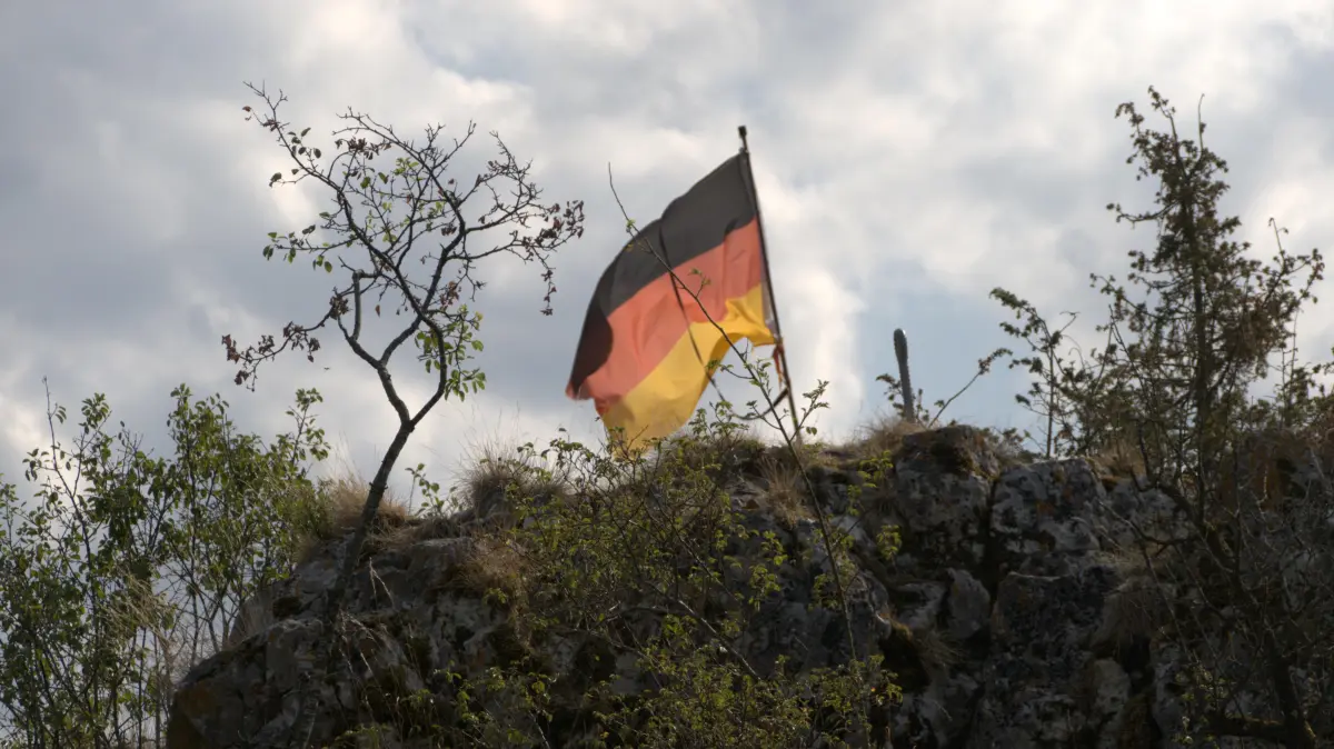 Weht auf dem zweiten Wahrzeichen von Blaubeuren, dem "Klötzle Blei": Die Deutschland-Flagge soll entfernt werden.