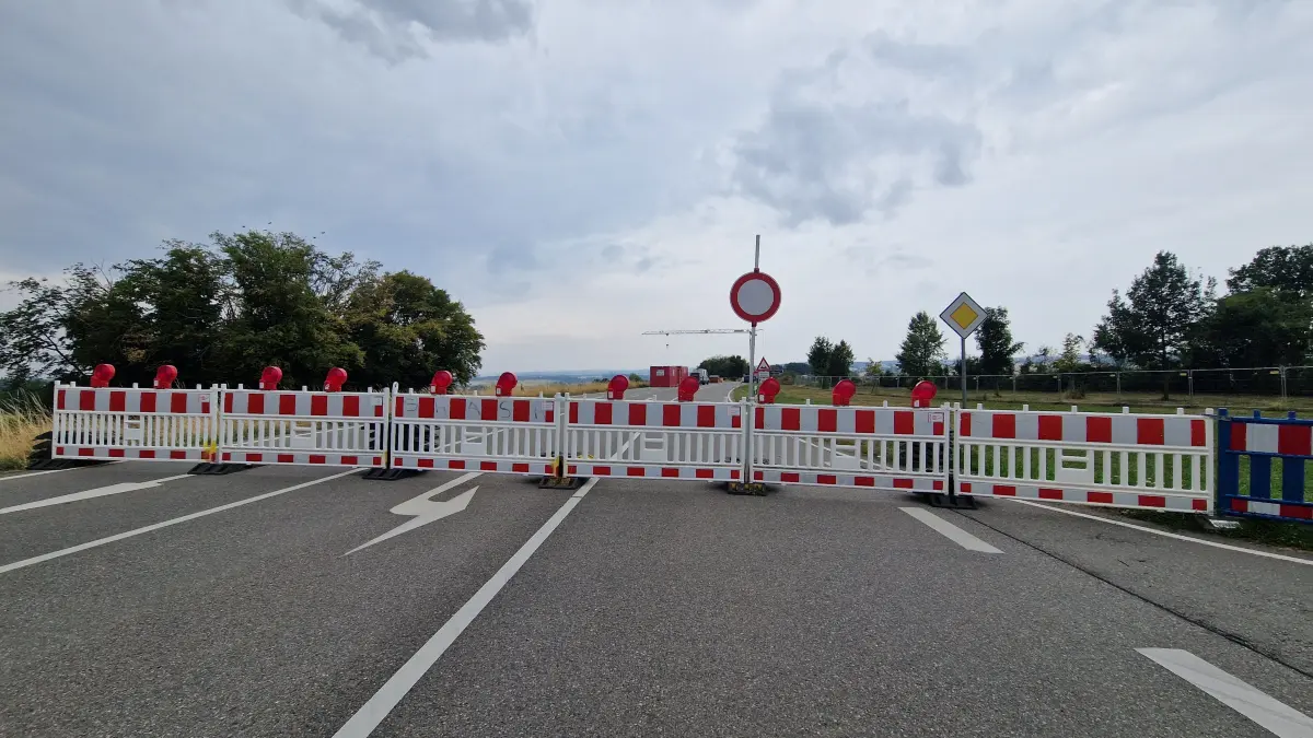 Nichts geht mehr auf der alten Trasse: Eine rot-weiße Absperrkette und klare Fahrbahnmarkierungen riegeln die B 28 im Baustellenbereich bei Eutingen hermetisch ab.