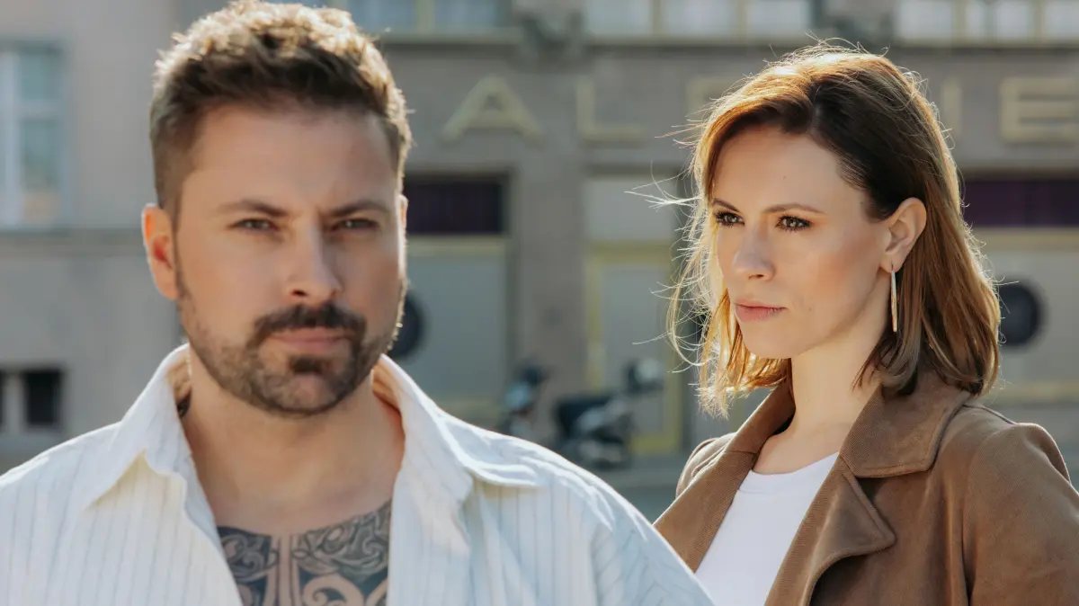John (Felix von Jascheroff) und Zoe (Lara Dandelion Seibert) haben bei GZSZ Clara gezeugt.