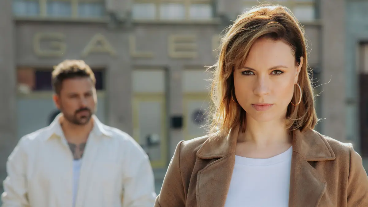 John (Felix von Jascheroff) steht überraschenderweise zu Zoe (Lara Dandelion Seibert).