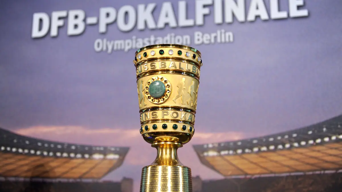 ARCHIV - Die DFB-Pokal-Trophäe steht am 11.05.2011 in Berlin auf einem Podest. Fußball-Siebtligist FC Teningen freut sich auf den FC Schalke 04. Der Cupverteidiger muss in der 1. Hauptrunde des DFB-Pokals bei den Landesliga-Amateuren aus Südbaden antreten. Das ergab die Auslosung am Samstag in der ARD-Sportschau. Foto: Rainer Jensen dpa (zu dpa 0650 vom 11.06.2011) +++ dpa-Bildfunk +++
