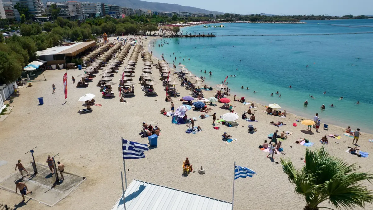 Tourismus in Griechenland: ARCHIV - 14.09.2017, Griechenland, Athen: Menschen verbringen den Tag an einem Strand im Vorort Alimos in Athen. Der Tourismus in Griechenland hat im Vergleich zum Corona-Jahr 2021 ernorm zugelegt. (zu dpa: «Brautpaar stürzt mit Hubschrauber auf griechischer Insel ab») Foto: Yorgos Karahalis/AP/dpa +++ dpa-Bildfunk +++