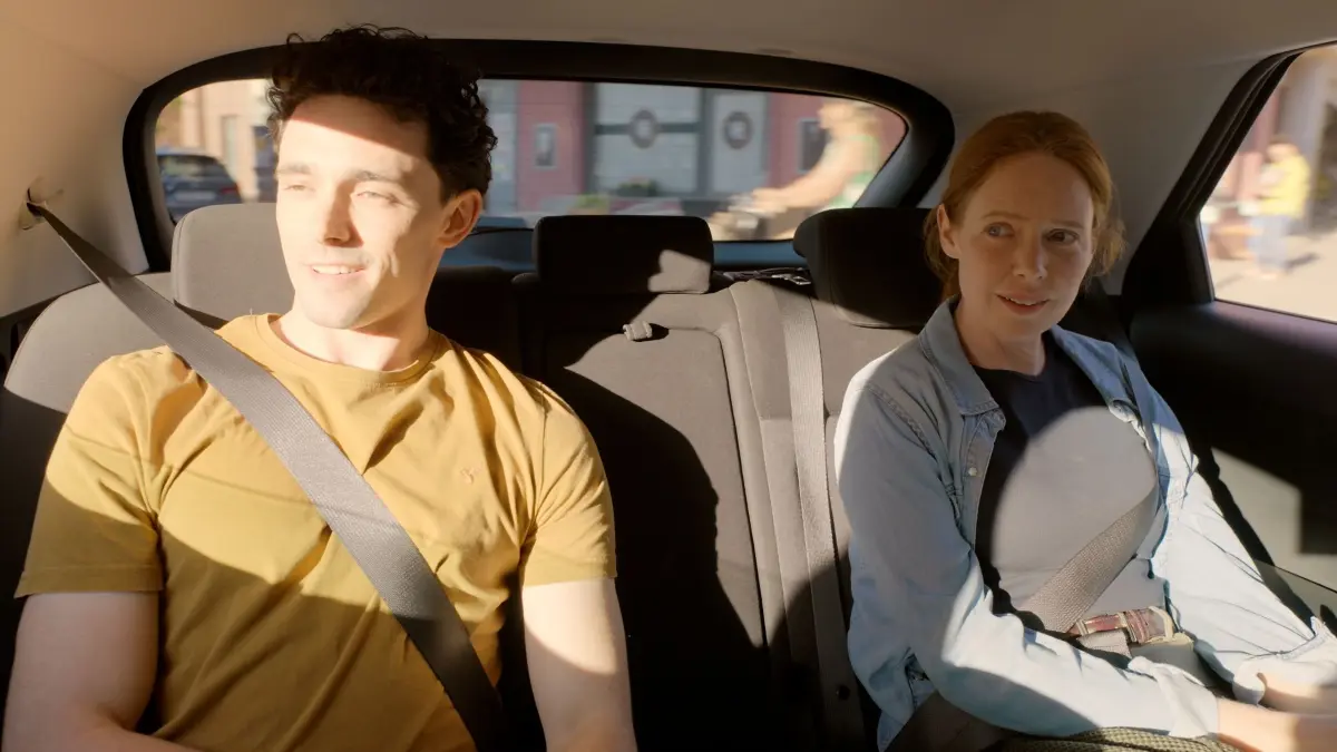 Luis (Marc Weinmann) und Toni (Olivia Marei) verabschieden sich nach Kanada.