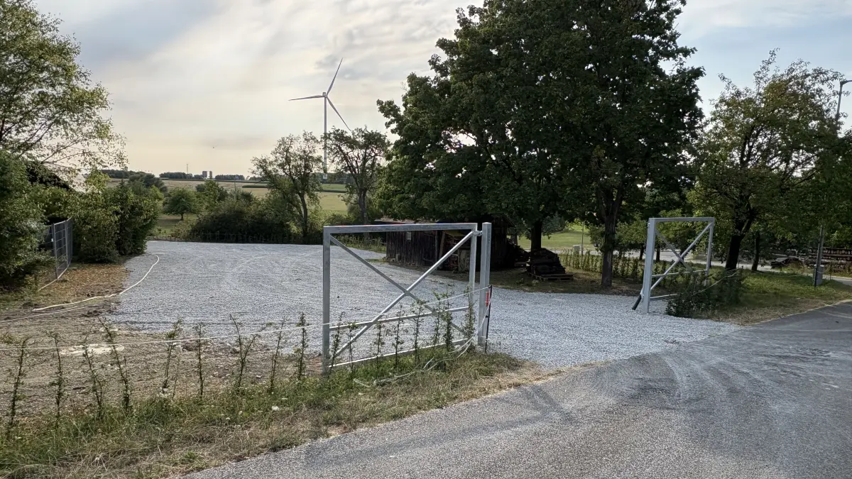 Hinter dem Jugendheim Hohenlohe sieht es jetzt so aus: Ein großer Teil des Gartens wurde eingeschottert und die bereits bestehende Hecke durch Zaunelemente ergänzt.