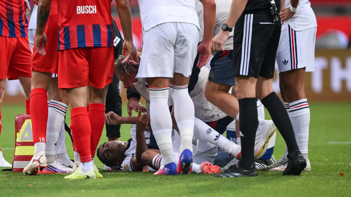Fussball Testspiel 1. Bundesliga 26/27 18.08.2026 1. FC Heidenheim - FC Bayern Muenchen : Fussball Testspiel 1. Bundesliga 2026/2027 18.08.2026 1. FC Heidenheim - FC Bayern Muenchen Jamal Musiala FC Bayern Muenchen am Boden erneit mit einer Kreislaufzusammenbruch *** Soccer Friendly Match 1, Bundesliga 20262027, August 18, 2026: 1. FC Heidenheim vs. FC Bayern Munich Jamal Musiala of FC Bayern Munich collapses on the field once again due to circulatory failure