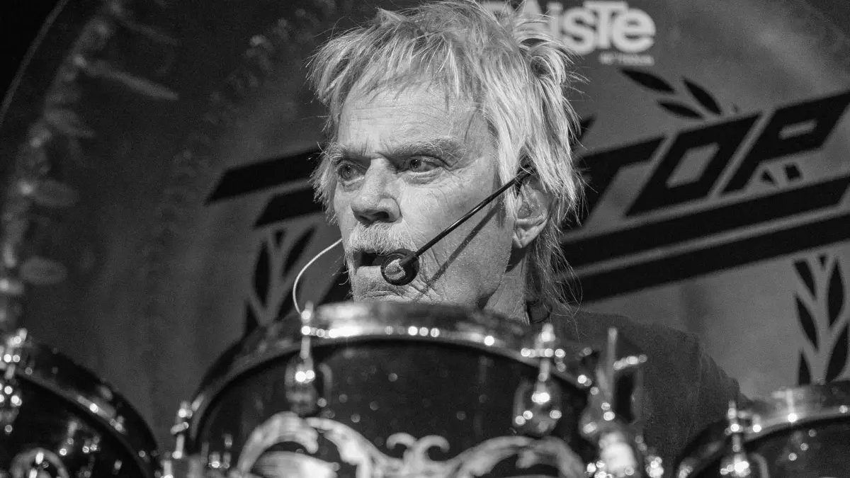 Schlagzeuger Frank Beard von ZZ Top ist tot: ARCHIV - 28.04.2023, USA, Indio: Schlagzeuger Frank Beard von ZZ Top spielt beim Stagecoach Music Festival im Empire Polo Club in Indio, Kalifornien. Frank Beard, langjähriger Schlagzeuger der US-Rockband ZZ Top, ist tot Foto: Daniel Deslover/ZUMA Press Wire/dpa +++ dpa-Bildfunk +++