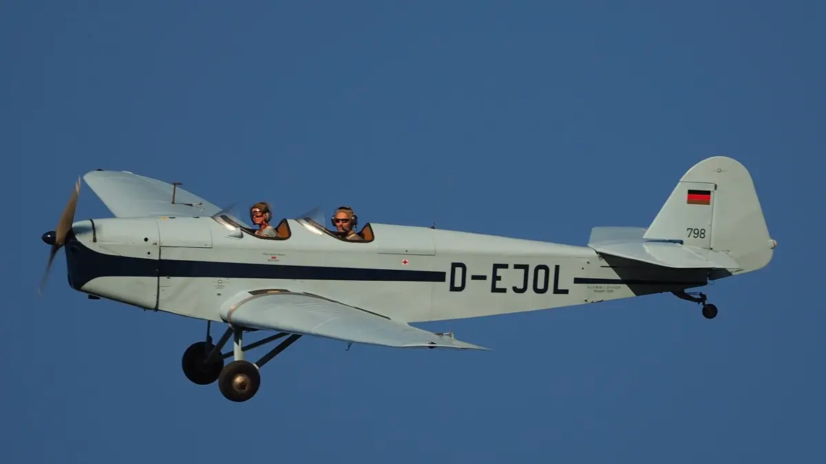 Ein zeitloses Meisterwerk am Himmel: Die historische Klemm L 25 im majestätischen Flug am Tag der Sonnenfinsternis.