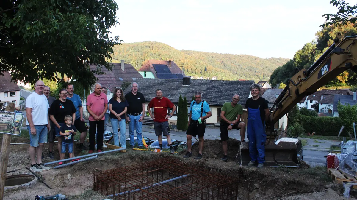 Der Bürgerverein Mühringen bei seinem ersten Projekt-Start am Montagabend vor dem Mühringer Rathaus. Neben etlichen Vereinsmitgliedern und dem einen oder anderen Firmenchef aus dem Mühringer Baugewerbe waren der Bürgerverein-Vorsitzende Alexander Mankovsky (Fünfter von links) und seine Stellvertreterin Carolin Hauser (Dritte von links) dabei.