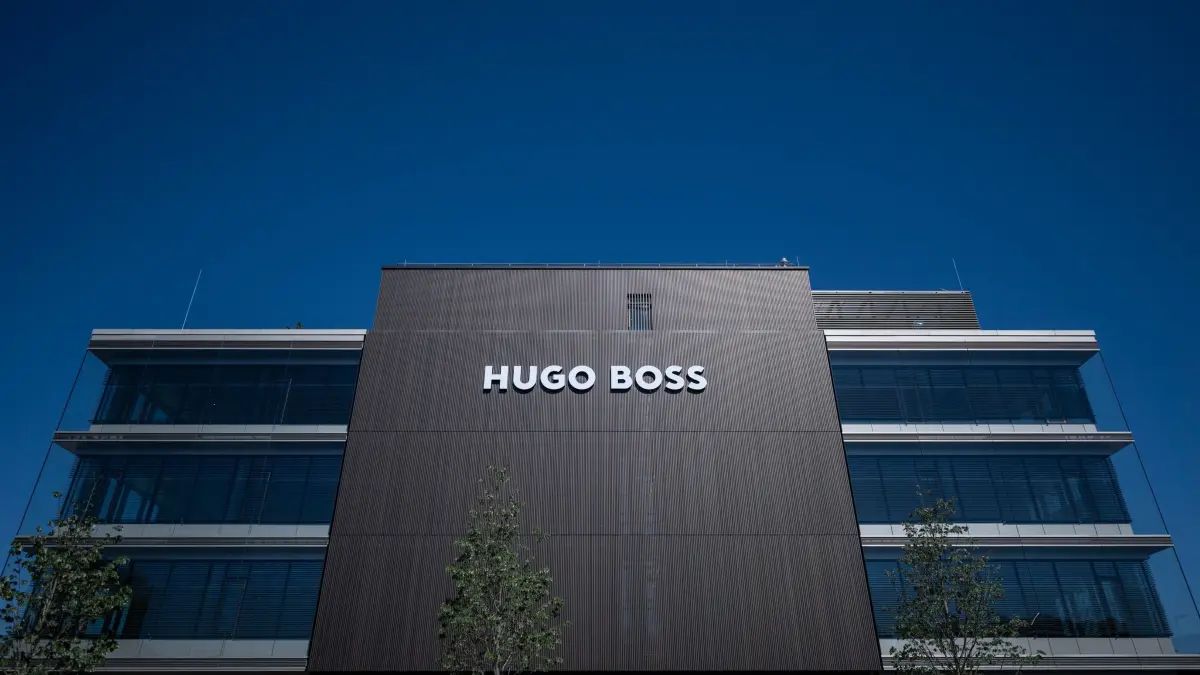 Firmensitz Hugo Boss: PRODUKTION - 13.08.2026, Baden-Württemberg, Metzingen: Blick auf den Firmensitz der Hugo Boss AG. (zu dpa: «Frasers baut Position bei Hugo Boss weiter aus») Foto: Marijan Murat/dpa +++ dpa-Bildfunk +++