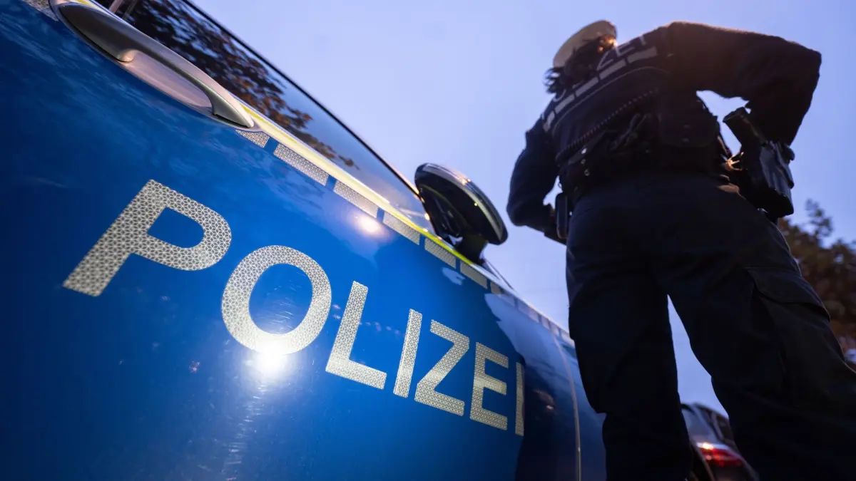 Polizei Symbolbild: ILLUSTRATION - 30.11.2023, Baden-Württemberg, Stuttgart: Eine Polizistin steht neben einem Polizeifahrzeug. (zu dpa: «Polizeieinsatz in München: Schwerverletzter nach Schuss») Foto: Marijan Murat/dpa +++ dpa-Bildfunk +++