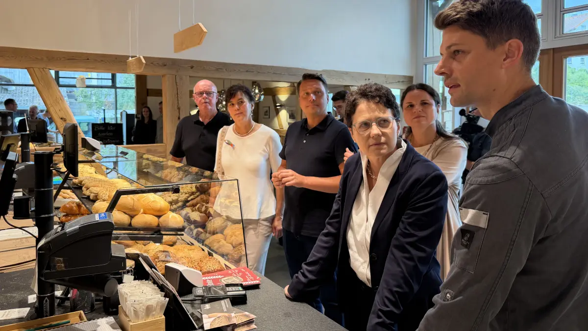 Ministerin Marion Gentges erkundigte sich bei Bäckermeister Simon Glocker (rechts) nach den verschiedensten Brotsorten.