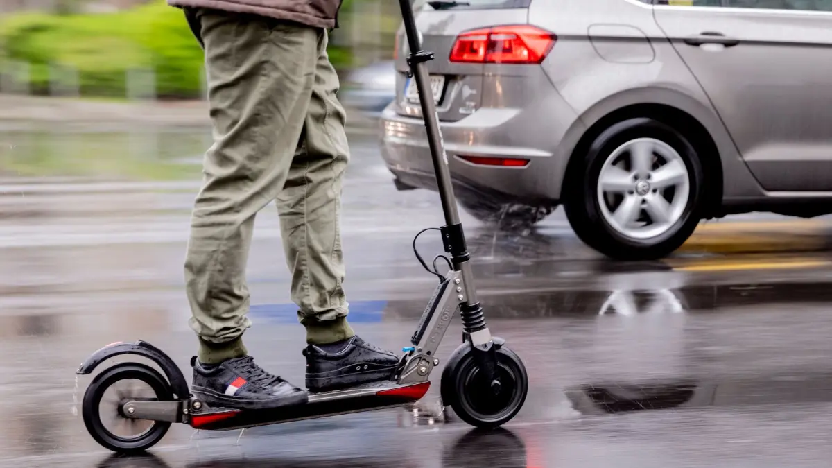 E-Scooter: ARCHIV - 16.05.2019, Berlin: Ein Mann fährt mit einem E-Scooter auf der Straße. (zu dpa: «Fast zeitgleich: Zwei E-Scooter-Unfälle mit Schwerverletzten») Foto: Christoph Soeder/dpa +++ dpa-Bildfunk +++
