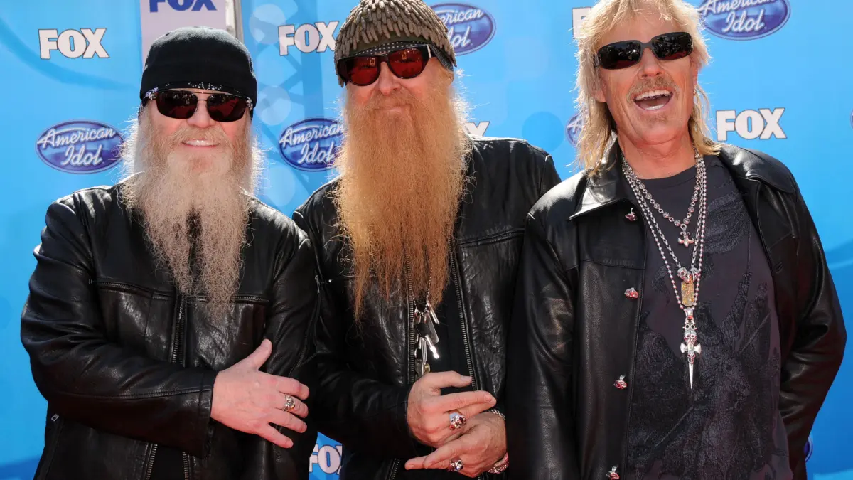 -: (FILES) This photo taken May 21, 2008, shows ZZ Top band members Dusty Hill (L), Billy Gibbons (C) and Frank Beard (R) arriving for the American Idol 2008 Finale held at the Nokia theatre in Los Angeles. Frank Beard, the longtime drummer of American rock-blues group ZZ Top, has died at the age of 77, the band and their publicist announced August 18. Beard, whose beats carried hits like "La Grange" and "Sharp Dressed Man," had stepped back from touring last year after suffering (Photo by Chris Delmas / AFP)
