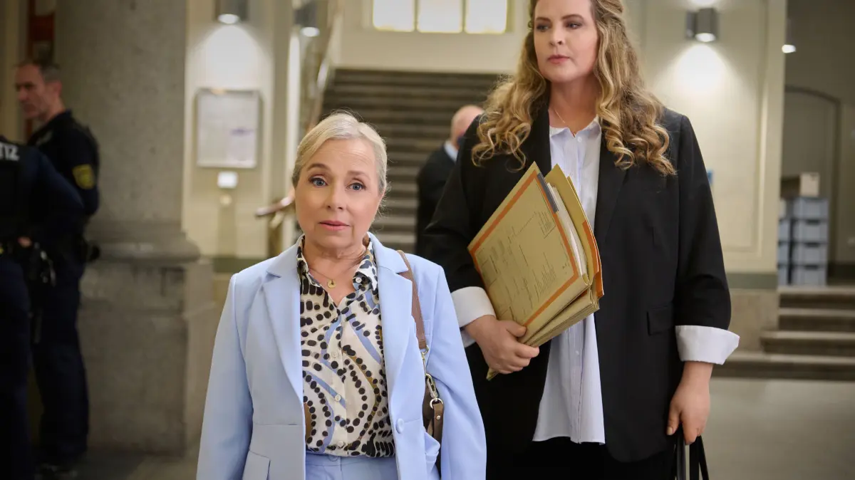 Eva Schatz (ChrisTine Urspruch, l.) und Staatsanwältin Dr. Elisabeth Reiter (Diana Amft) sind alte Feindinnen.