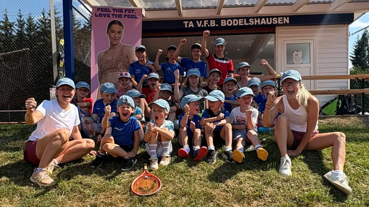 Mit viel Begeisterung waren die Kinder beim Tenniscamp des VfB Bodelshausen dabei. Neben dem sportlichen Training standen für die jungen Teilnehmer auch Spaß, Teamgeist und das gemeinsame Erlebnis auf dem Tennisplatz im Mittelpunkt.