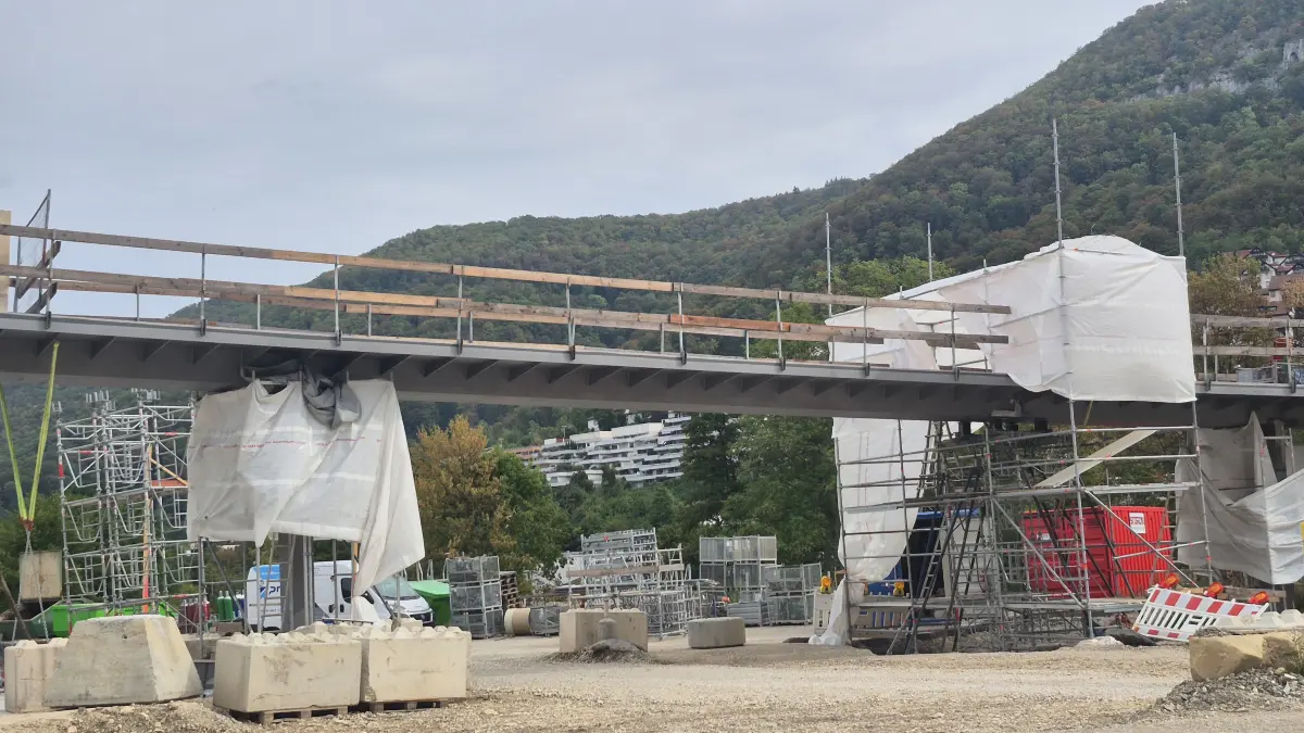 Mehrere etwa 22 Meter lange Segmente der geplanten Fuß- und Radwegbrücke über die B 28 wurden bereits geliefert. In der kommenden Woche sollen zwei weitere hinzukommen.