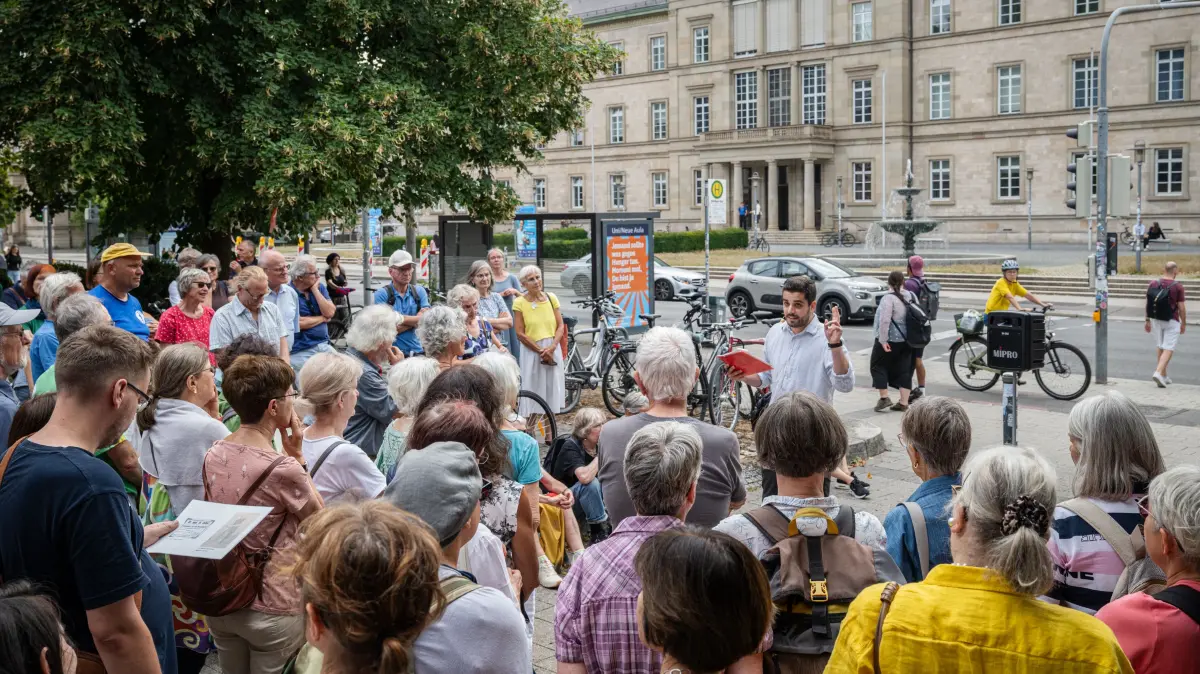 Kennen Sie Tübingen Führung am Montagabend: Vor der Alten Aula berichtet Jonas Metten den vielen Interessierten über die Biografie Theodor Dobler