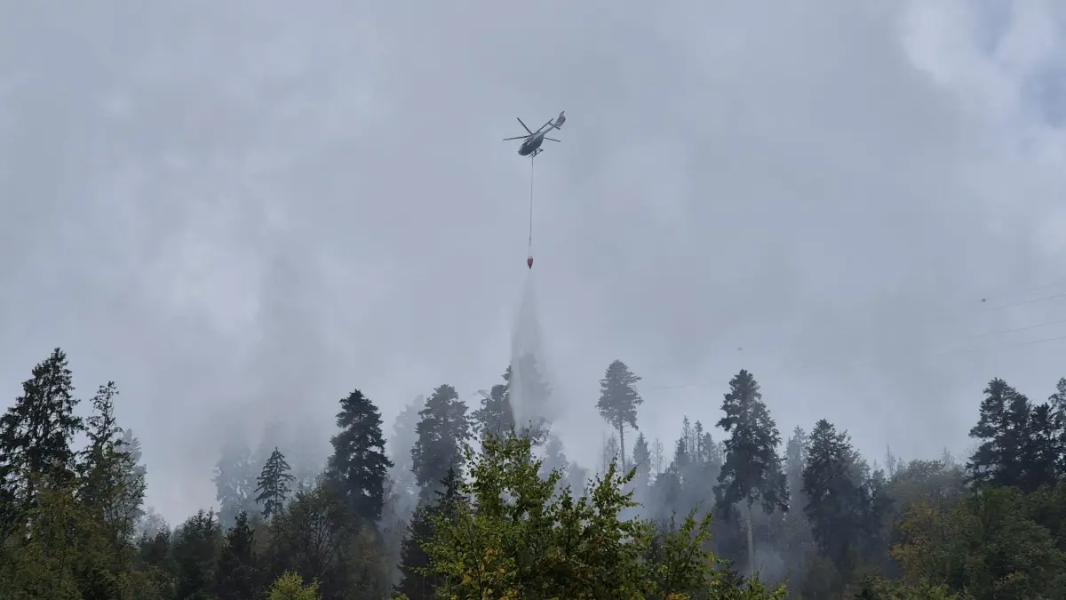 Mit einem Löschhubschrauber wird der Waldbrand in Schramberg bekämpft.