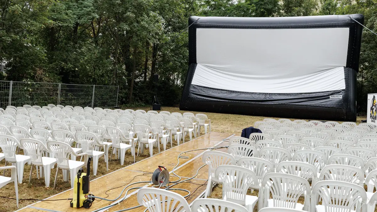 Aufbauarbeiten zum Geislinger Open-Air-Kino am 5-Täler-Bad vom 19. August bis 29. August 2026. Eine 72 Quadratmeter große Airscreen Leinwand wird mit Luft gefüllt und entfaltet sich zu ihrer vollen große von 12 x 6 m. Ca. 1000 Sitzplätze müssen von einem Mitarbeiter mit einem Hochdruckreiniger vom Schmutz befreit werden bevor das Open-Air Kino morgen in den Startlöchern steht. Das Sommernachtskino Geislingen feiert 2026 sein 10. Jubiläum und verwandelt das Gelände beim 5-Täler-Bad an insgesamt acht Filmtagen, jeweils von Mittwoch bis Samstag, wieder in ein großes Open-Air-Kino.