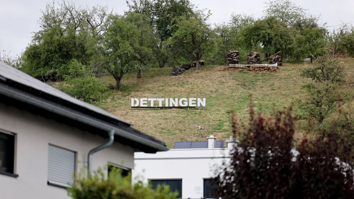 Ein Feuer in einer Grillschale auf einem privaten Grundstück nahe des Dettinger Wohngebietes "Oberer Boden" hat am Freitag Polizei und Feuerwehr auf den Plan gerufen.