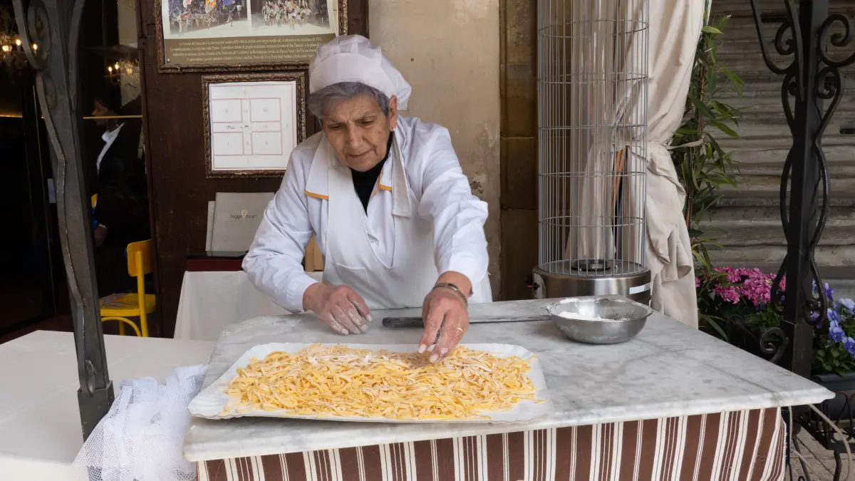 Daily Life In Arezzo, Italy A woman preparing egg pasta is seen in Arezzo, Italy, on April 19th, 2025. Italian egg pasta is a rich, silky dough made from flour and fresh eggs, forming the base for traditional dishes like tagliatelle, ravioli, and lasagne. Arezzo Italy PUBLICATIONxNOTxINxFRA Copyright: xLorenzoxDixColax originalFilename: dicola-dailylif250419_npn5o.jpg
